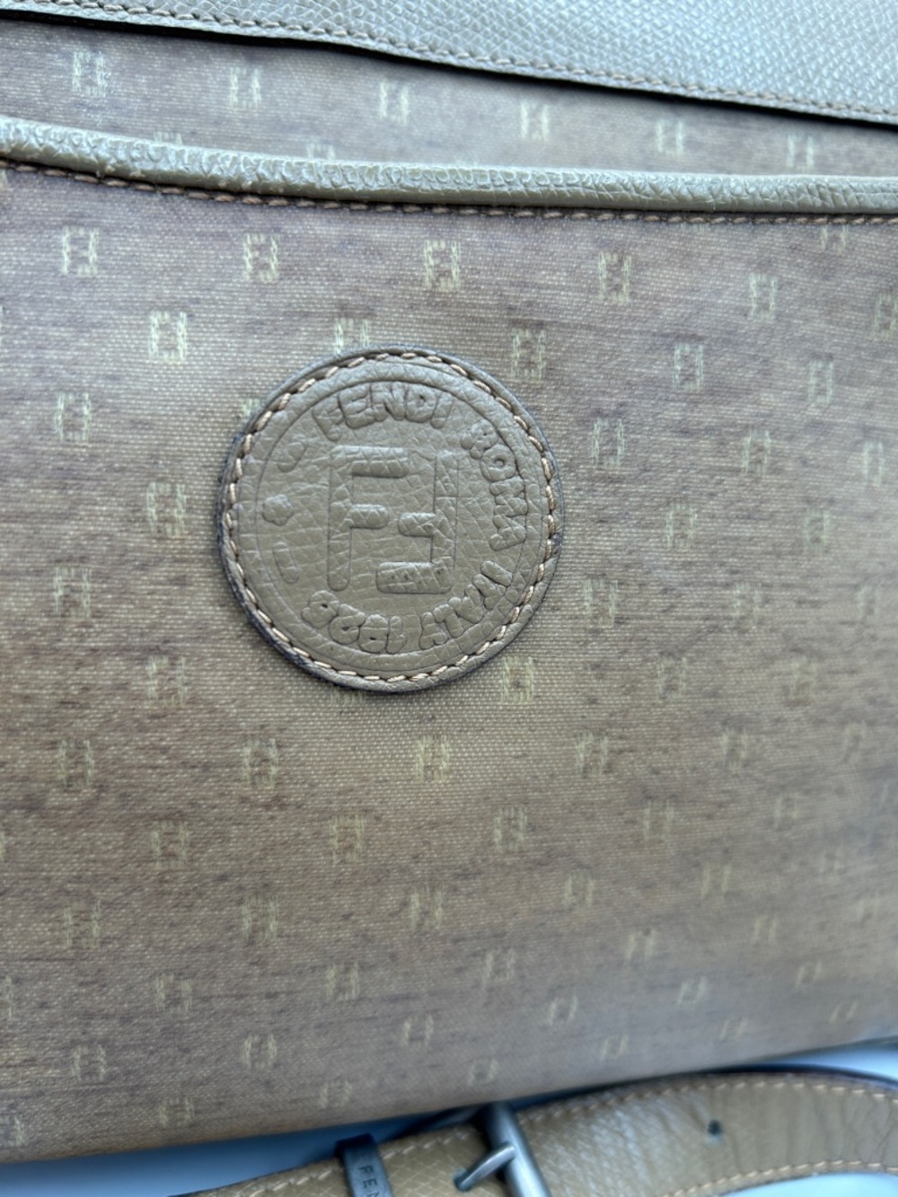 Fendi vintage monogram crossbody - Picture 4 of 15
